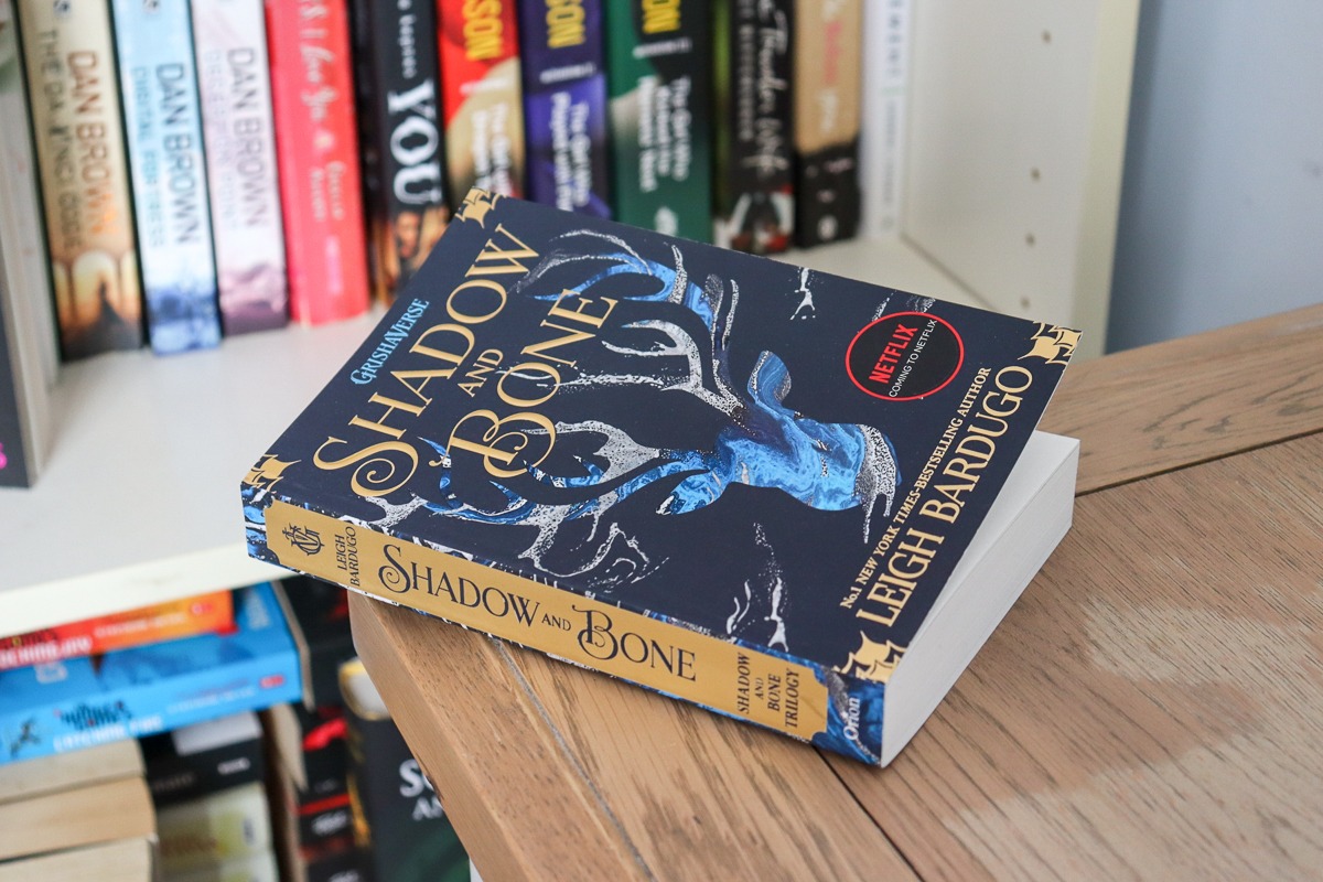  کتاب Shadow and Bone by Leigh Bardugo