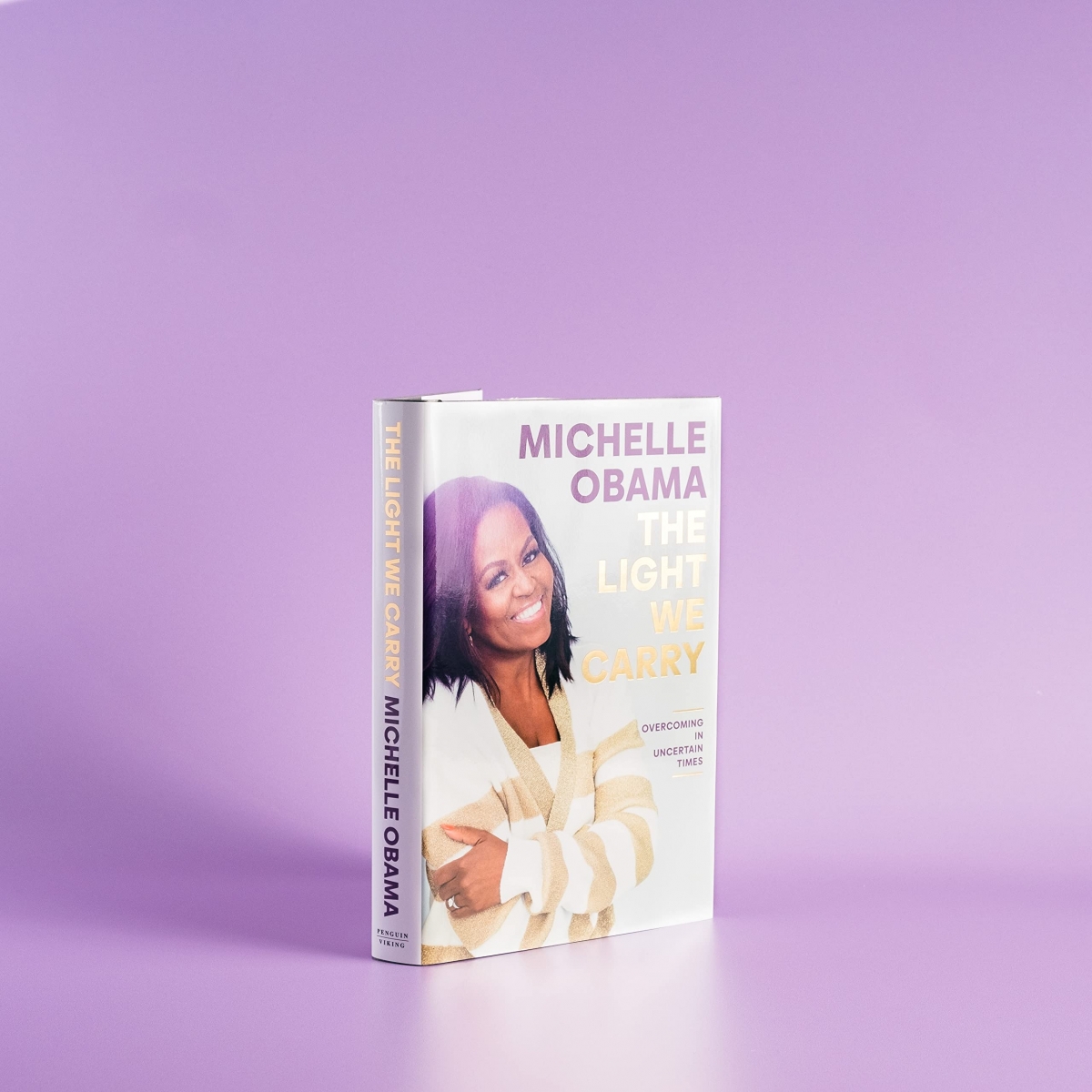  کتاب The Light We Carry by Michelle Obama 